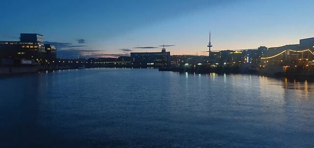 Der Kieler Hafen zur blauen Stunde, Lichter spiegeln sich im Wasser